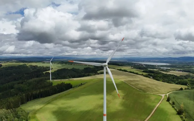 Jaké mýty se šíří o větrných elektrárnách a co přináší místním?