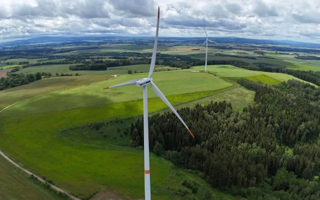 Jaké mýty se šíří o větrných elektrárnách a co přináší místním?