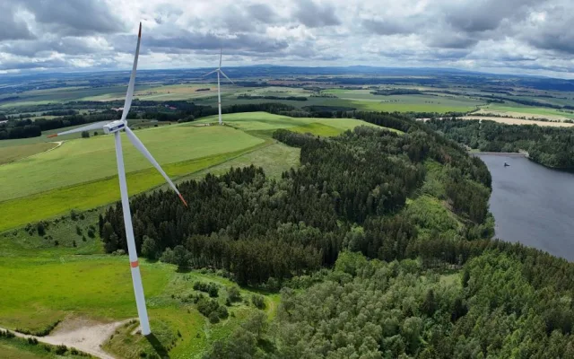 Jaké mýty se šíří o větrných elektrárnách a co přináší místním?