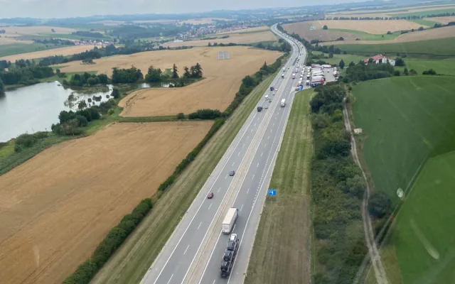 Kontrola z oblak. Policisté dohlíželi na počínání řidičů na dálnici z vrtulníku
