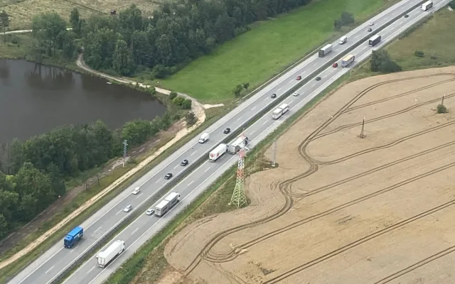 Kontrola z oblak. Policisté dohlíželi na počínání řidičů na dálnici z vrtulníku