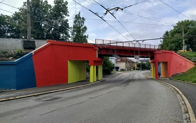 ANKETA: Železniční most v Jihlavě hraje všemi barvami, lidé nechápou cirkus