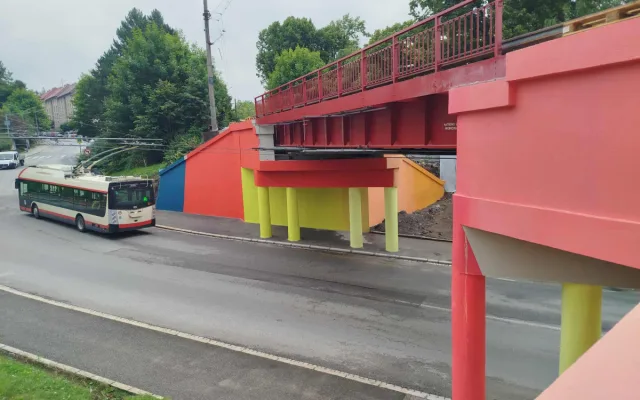 ANKETA: Železniční most v Jihlavě hraje všemi barvami, lidé nechápou cirkus