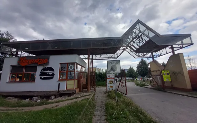 Foto: Burgrárna je minulostí a část parkoviště je obsazená. U nemocnice se staví