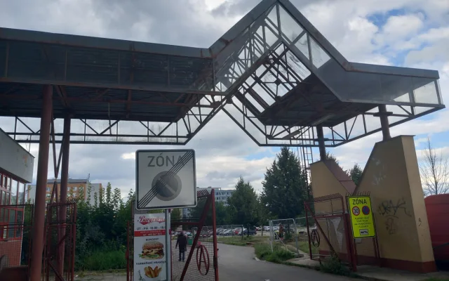 Foto: Burgrárna je minulostí a část parkoviště je obsazená. U nemocnice se staví