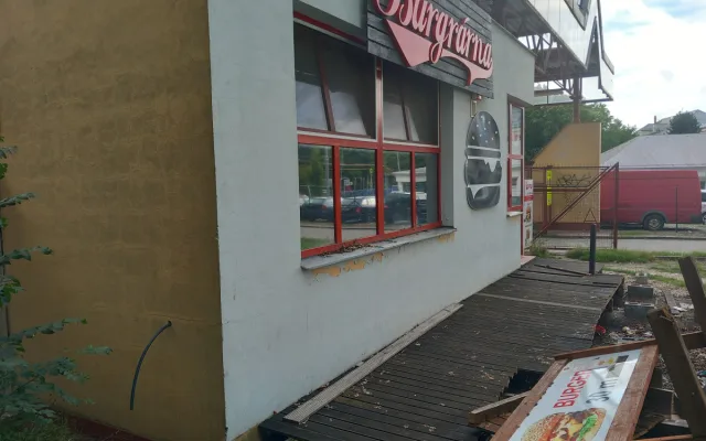Foto: Burgrárna je minulostí a část parkoviště je obsazená. U nemocnice se staví