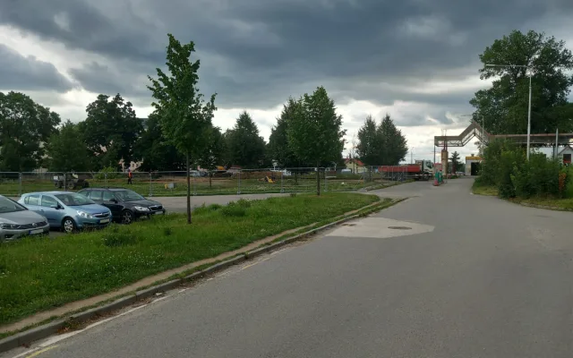 Foto: Burgrárna je minulostí a část parkoviště je obsazená. U nemocnice se staví