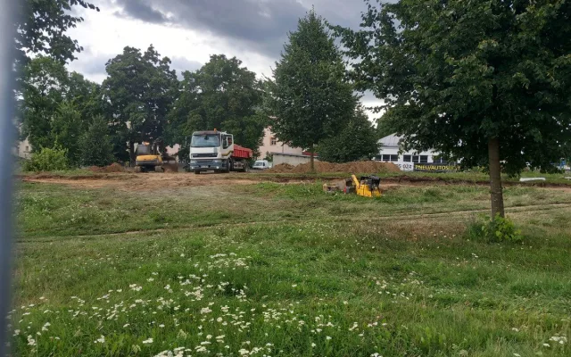 Foto: Burgrárna je minulostí a část parkoviště je obsazená. U nemocnice se staví