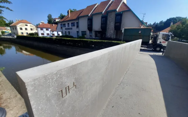Foto: Nová lávka v Brtnici spojuje dva břehy i generace. Lidé luštili její šifru