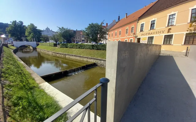 Foto: Nová lávka v Brtnici spojuje dva břehy i generace. Lidé luštili její šifru