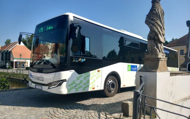 Foto: Nová lávka v Brtnici spojuje dva břehy i generace. Lidé luštili její šifru