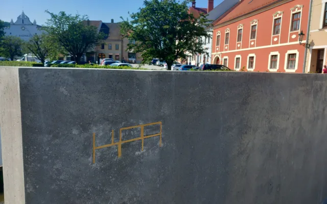Foto: Nová lávka v Brtnici spojuje dva břehy i generace. Lidé luštili její šifru