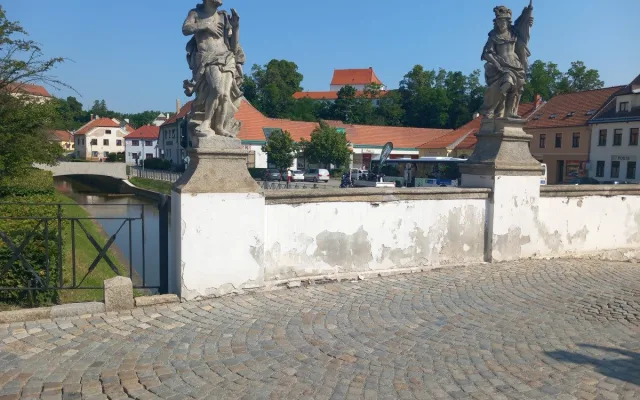 Foto: Nová lávka v Brtnici spojuje dva břehy i generace. Lidé luštili její šifru