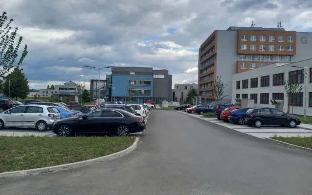 Parkování v Jihlavě XIV: Za nemocnicí je míst nedostatek, staví se parkovací dům