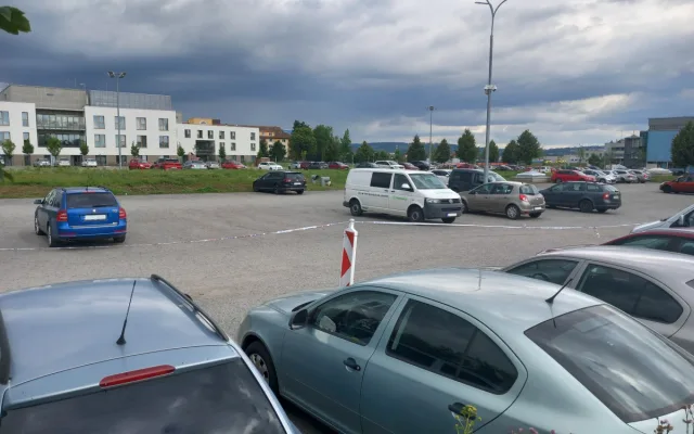 Parkování v Jihlavě XIV: Za nemocnicí je míst nedostatek, staví se parkovací dům