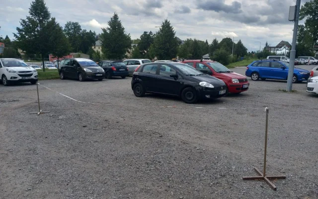 Parkování v Jihlavě XIV: Za nemocnicí je míst nedostatek, staví se parkovací dům