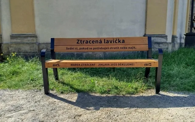 FOTO: Ztracená lavička může udělat z Jakubského náměstí v Jihlavě oázu klidu
