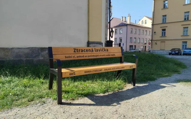 FOTO: Ztracená lavička může udělat z Jakubského náměstí v Jihlavě oázu klidu
