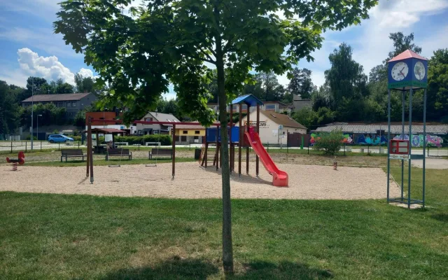 Plachty, záchranné kruhy a mola. Jihlavské hřiště bude ve stylu Rozmarného léta