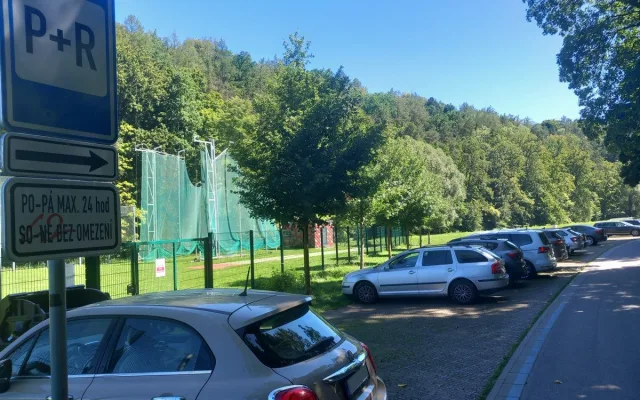 Parkování v Jihlavě XV: U letního kina se platilo, nyní je tam až 24 hodin zdarma