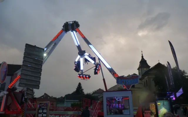 Centrum Luk ožilo pouťovými atrakcemi, dnešní koncert Lučanky je však zrušený