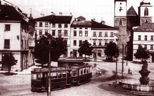 Tramvaj na dolní části Masarykova náměstí