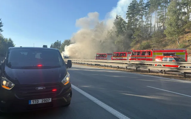 Řidičce na D1 hořel kamion. Z šoku ji dostávali policisté, co se vraceli ze školení