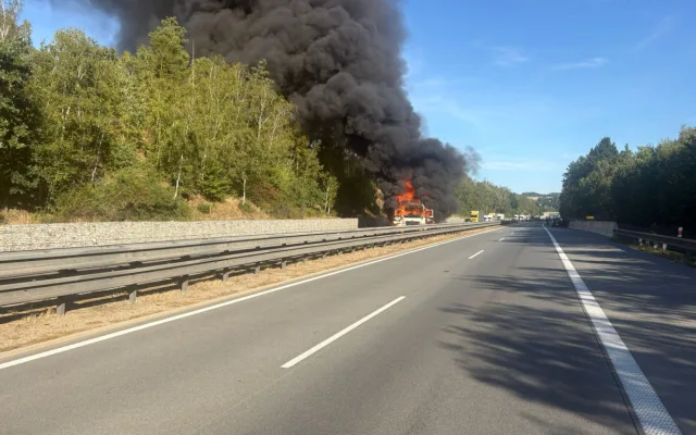Řidičce na D1 hořel kamion. Z šoku ji dostávali policisté, co se vraceli ze školení