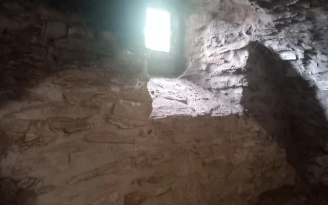 Katakomby pod městysem a středověký záchod. V kamenické tvrzi se lidé dozví perličky