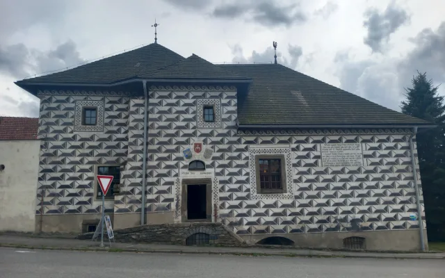 Katakomby pod městysem a středověký záchod. V kamenické tvrzi se lidé dozví perličky