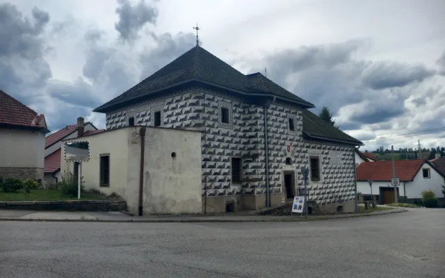 Katakomby pod městysem a středověký záchod. V kamenické tvrzi se lidé dozví perličky