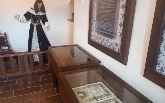 Katakomby pod městysem a středověký záchod. V kamenické tvrzi se lidé dozví perličky