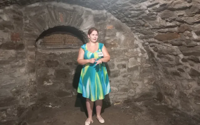 Katakomby pod městysem a středověký záchod. V kamenické tvrzi se lidé dozví perličky