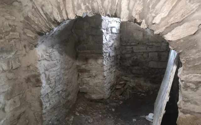Katakomby pod městysem a středověký záchod. V kamenické tvrzi se lidé dozví perličky