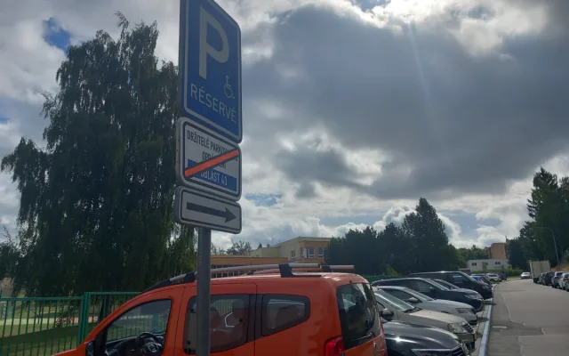 FOTO: Minikruháč a K+R u ZŠ Nad Plovárnou. Rodiče dětí čekají v pondělí novinky