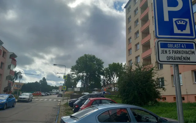 FOTO: Minikruháč a K+R u ZŠ Nad Plovárnou. Rodiče dětí čekají v pondělí novinky