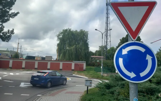 FOTO: Minikruháč a K+R u ZŠ Nad Plovárnou. Rodiče dětí čekají v pondělí novinky