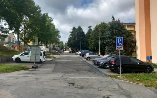 FOTO: Minikruháč a K+R u ZŠ Nad Plovárnou. Rodiče dětí čekají v pondělí novinky