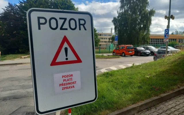 FOTO: Minikruháč a K+R u ZŠ Nad Plovárnou. Rodiče dětí čekají v pondělí novinky