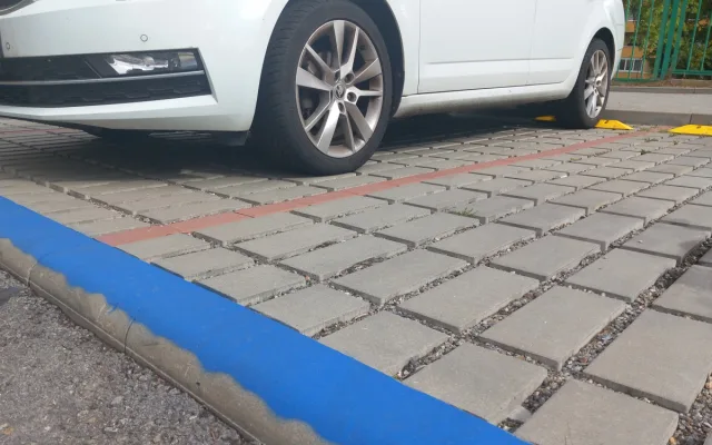 FOTO: Minikruháč a K+R u ZŠ Nad Plovárnou. Rodiče dětí čekají v pondělí novinky