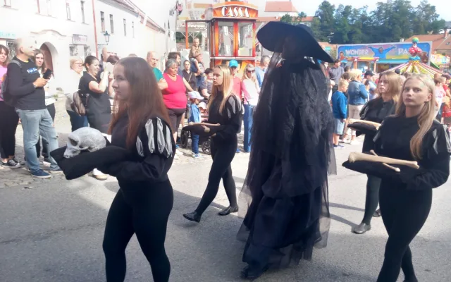 VIDEO: Brtnicí prošel morový průvod, zapojily se do něj stovky postav