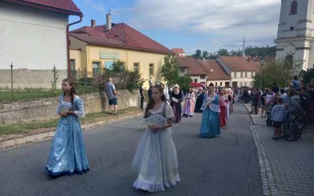 VIDEO: Brtnicí prošel morový průvod, zapojily se do něj stovky postav
