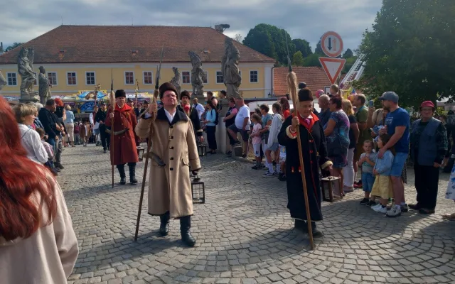 VIDEO: Brtnicí prošel morový průvod, zapojily se do něj stovky postav