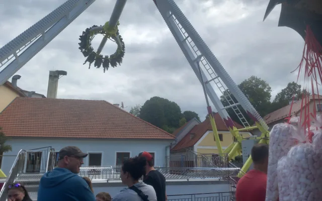 VIDEO: Pouť v Brtnici plná adrenalinu, lidé se točili čtyřicet metrů nad zemí