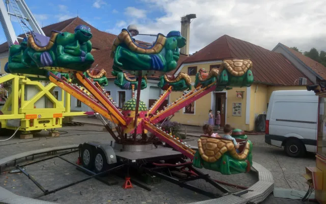 VIDEO: Pouť v Brtnici plná adrenalinu, lidé se točili čtyřicet metrů nad zemí