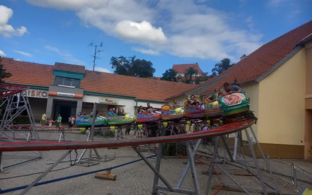VIDEO: Pouť v Brtnici plná adrenalinu, lidé se točili čtyřicet metrů nad zemí