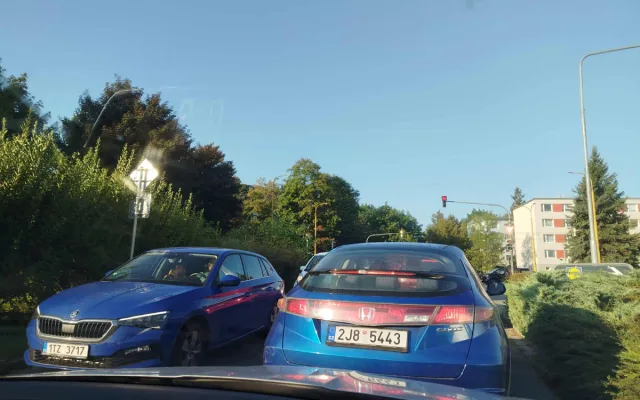FOTO: Mamataxi po prázdninách opět vyjela do ulic a doprava v Jihlavě kolabuje