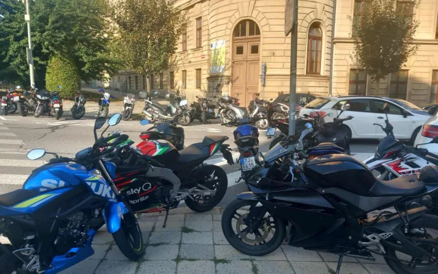 FOTO: Mamataxi po prázdninách opět vyjela do ulic a doprava v Jihlavě kolabuje