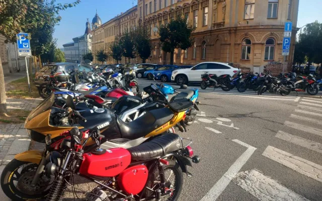 FOTO: Mamataxi po prázdninách opět vyjela do ulic a doprava v Jihlavě kolabuje