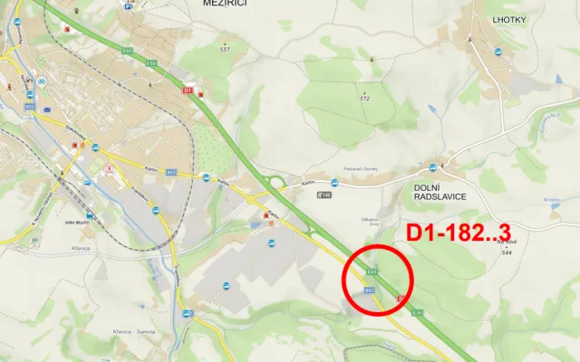 Stavební dělníci opravují most u Velkého Meziříčí. Rychlost je snížena na 100km/h